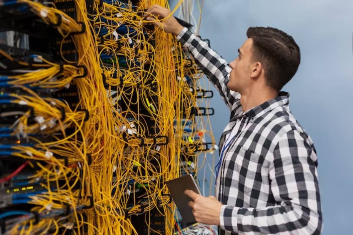 You are currently viewing How to Ensure Reliable Connections in the Aerospace and Defence Industry: Advanced Cable Management